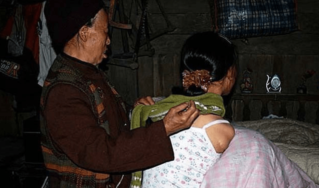 原创4岁触电意外失去双臂28岁靠双腿哺乳养活女儿如今已有二胎