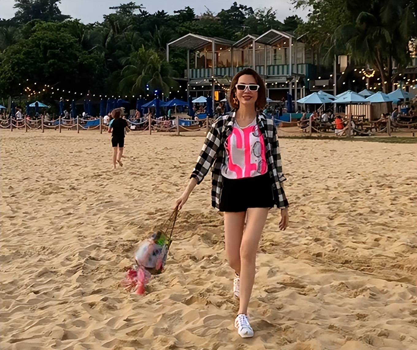 "星女郎"孙佳君现身海滩,穿短裤秀身材,细腰长腿不像俩娃的妈_刘贵乔