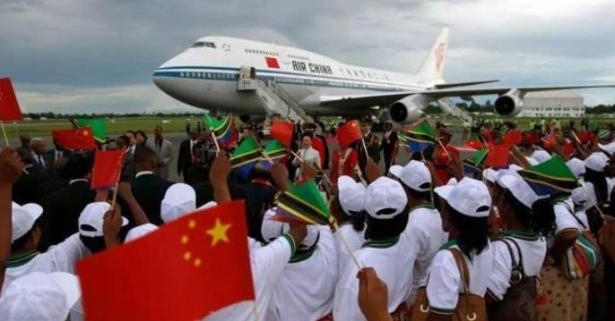 在非洲旅游，为何小孩只对中国游客丢石头？导游：百米恩斗米仇
