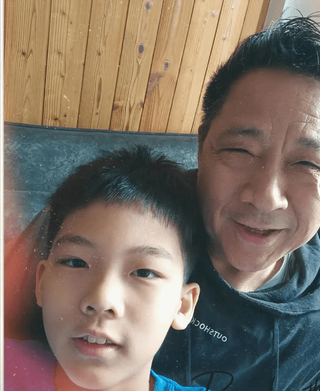 原创幸福同框胡明轩父亲与10岁小儿子合影如今66岁坚持锻炼再任教