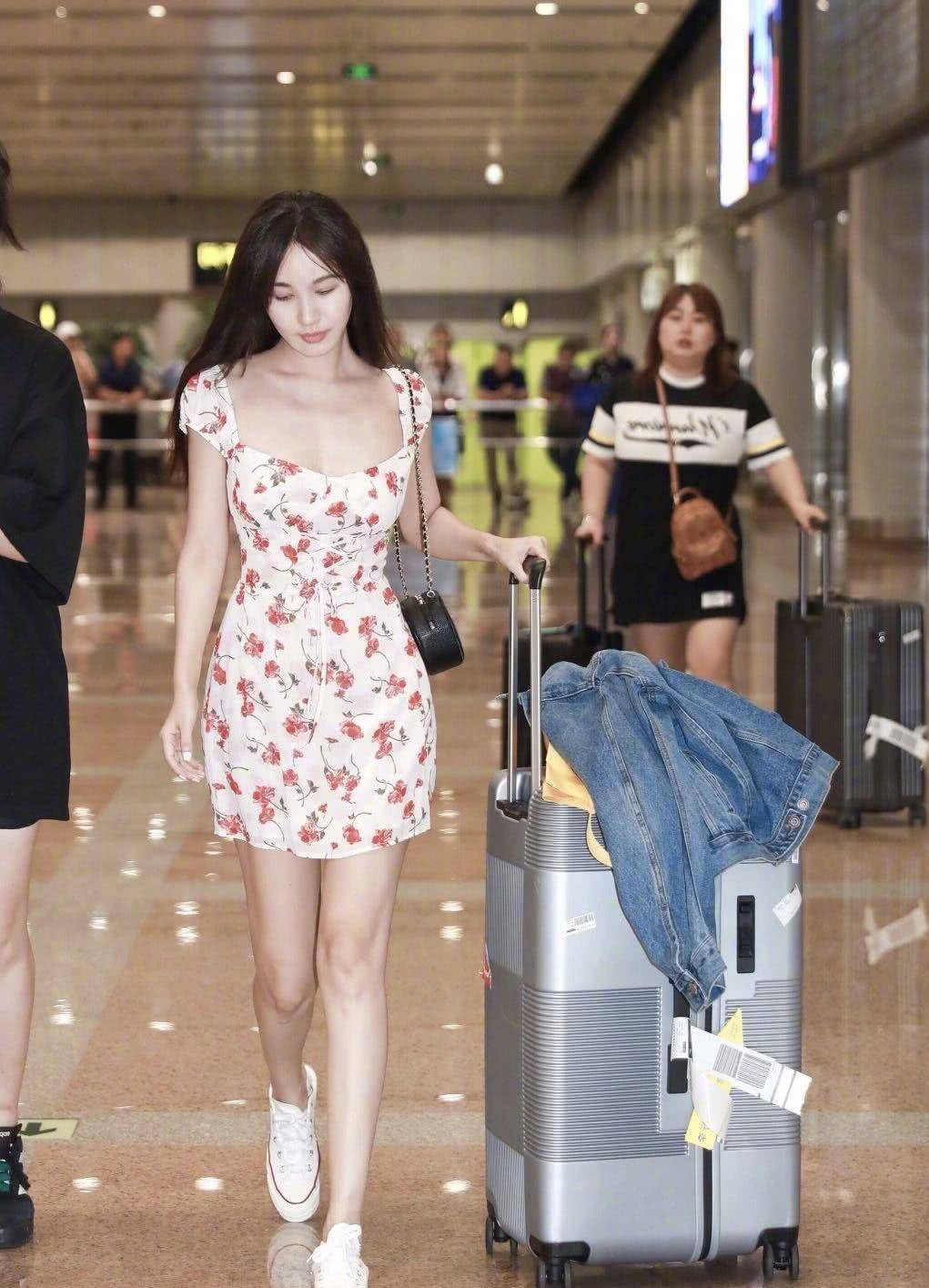 黄晓明前任时尚难挡,32岁穿清凉裙,这腿是真厉害了_李菲儿_魅力_服装