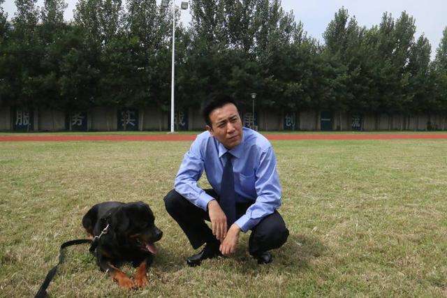 原创她由大24岁姐姐喂奶长大8个哥哥姐姐供他上学成名后养活全家