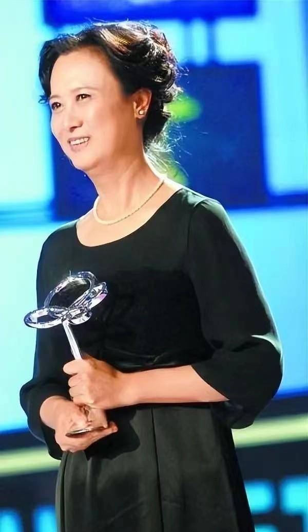 演员柏寒:55岁走红57岁去世,把儿子托付海清,如今10年后怎样了_母亲