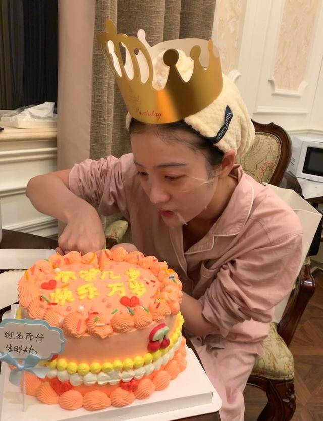 原創明星對年齡多有危機感張雪迎24歲生日照傳出誰注意臉上貼的