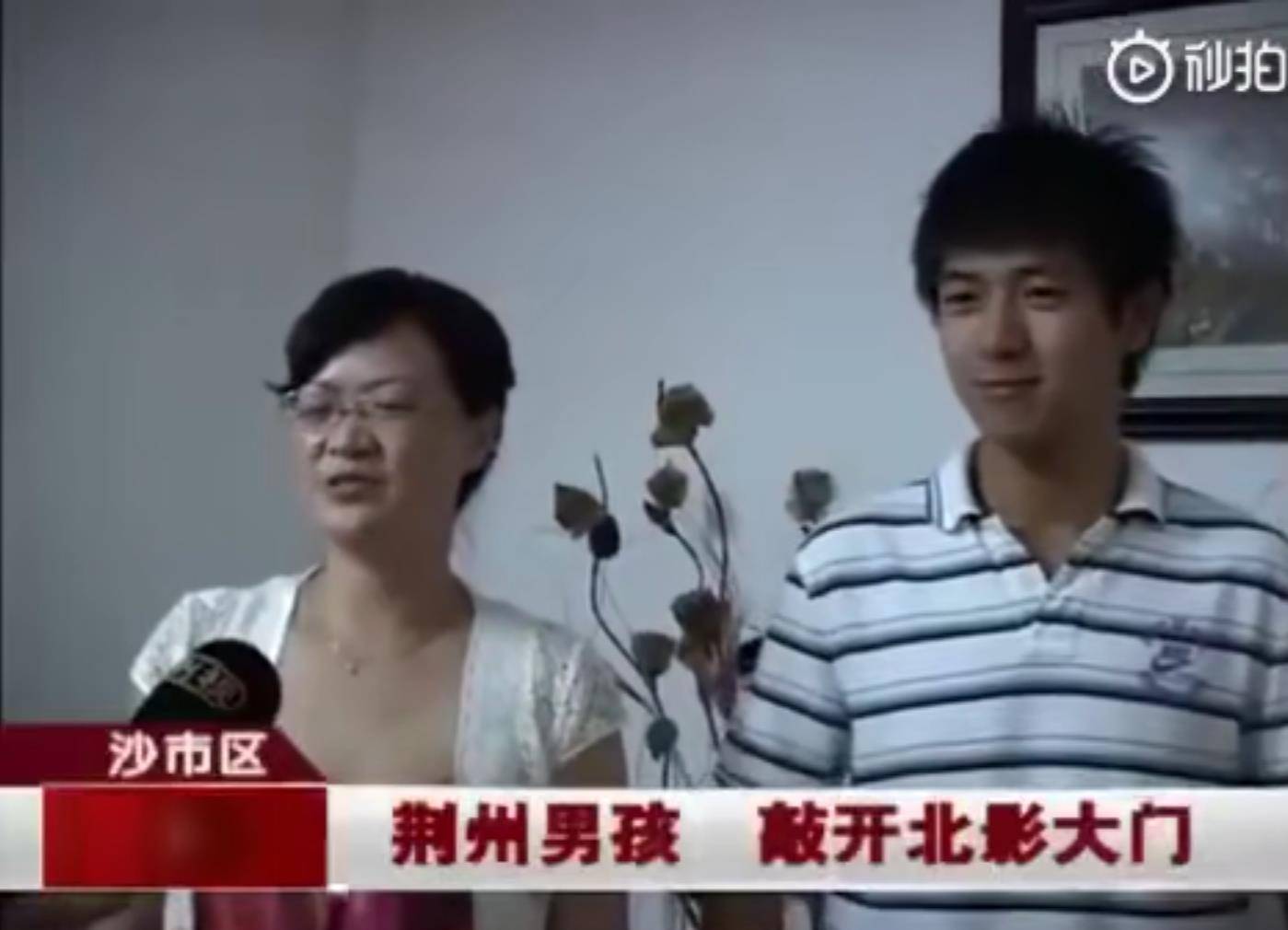 李现妇女节陪父母逛商场带他们吃饭购物有耐心孝心满满