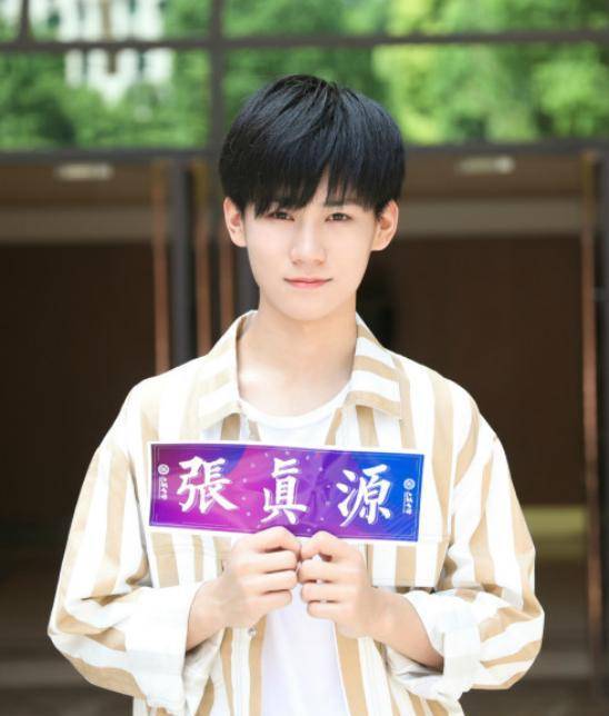 原创张真源在宿舍给粉丝录歌被室友开玩笑后霸气回应维护粉丝