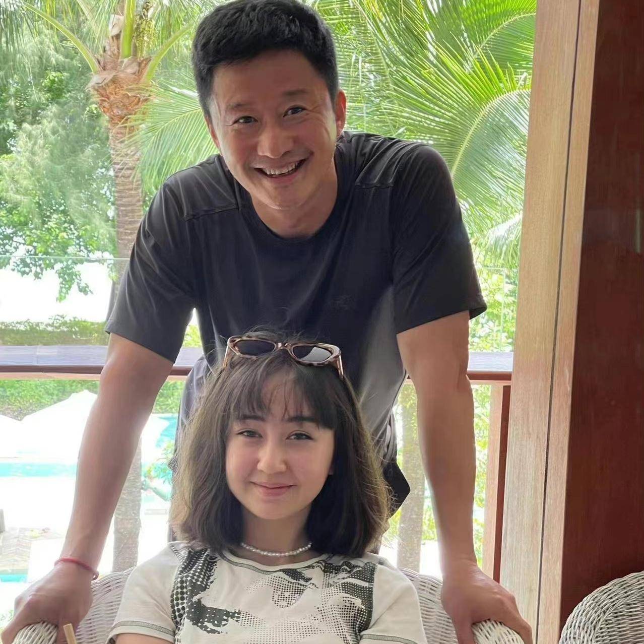 苏茵(李冰冰)女儿的童星蔡书雅,在微博中晒出了一张自己和吴京的合照
