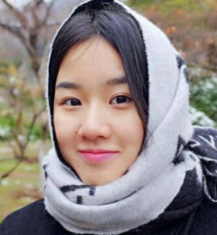 照片中这位绝美女子就是孟非的女儿孟星亚了,不知道你们在看到她形象