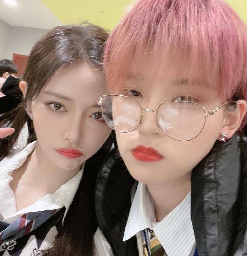 陆柯燃晒the9合照,和别人拍是正经脸,唯独和她活泼得像个孩子_组合