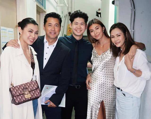 原创结婚28周年香港著名男星对太太深情告白两个女儿漂亮又时尚