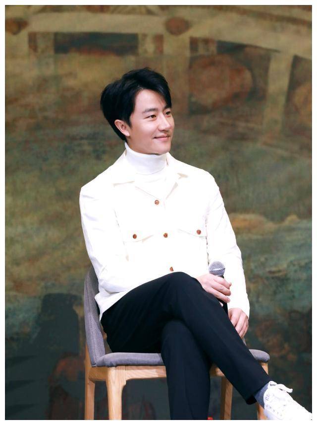 黄轩和雾霾蓝太配了穿西装尽显王子气质一双电眼直击女粉心灵