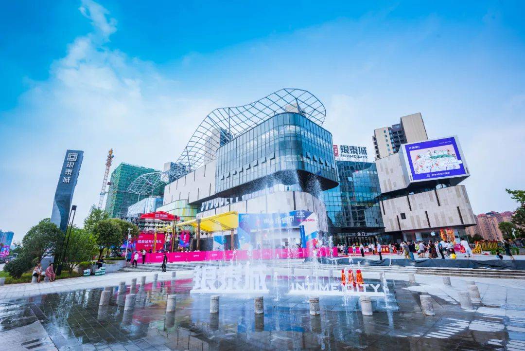 银泰城实景论成熟,论霓虹璀璨,衡阳难有地方与之匹敌,繁华与静谧随心