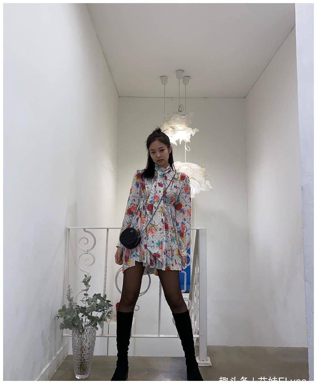 原创23岁jennie大冬天也穿黑丝袜配2万裙自拍这打扮国内小花少见