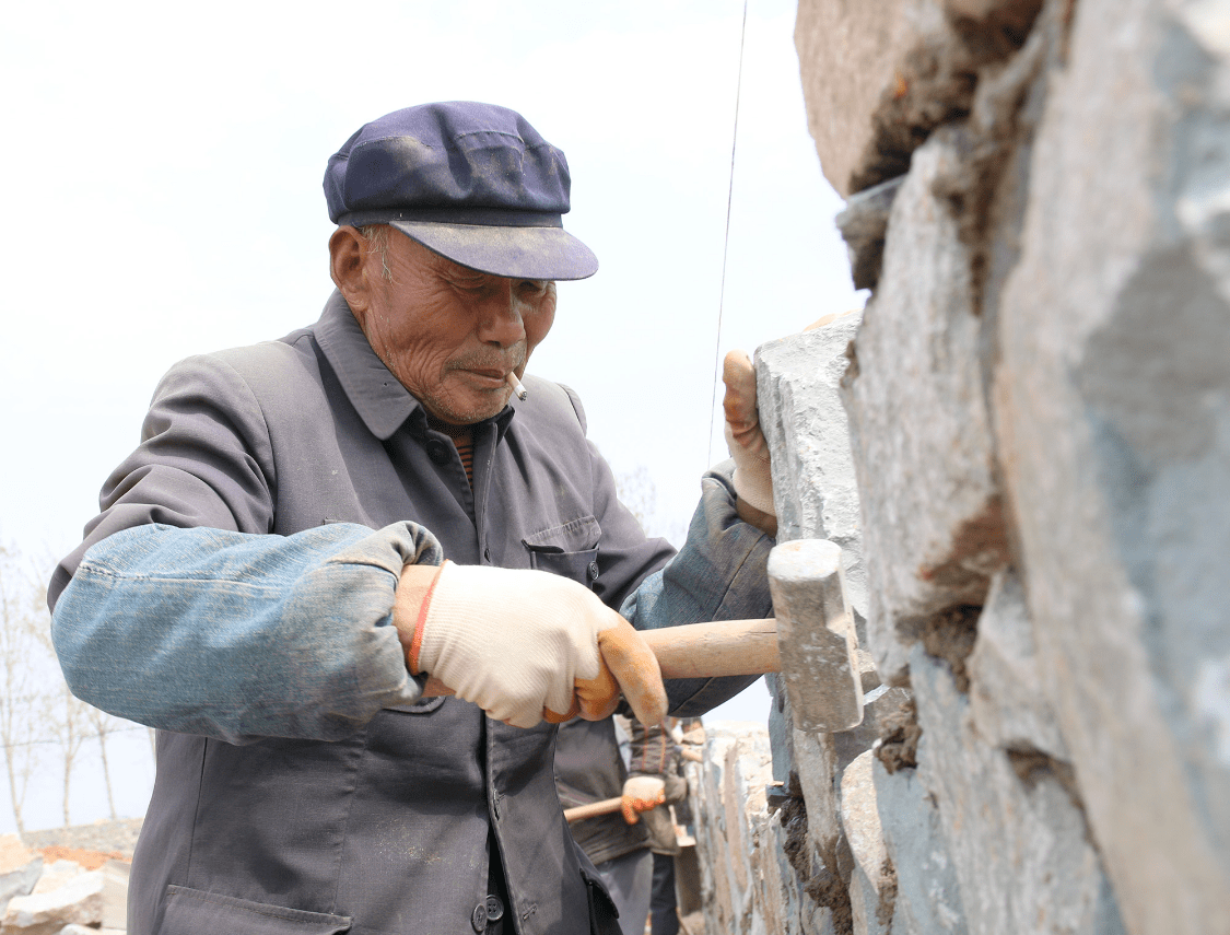 心酸工地上老人染发伪装年轻打零工老龄农民工生存该如何保障