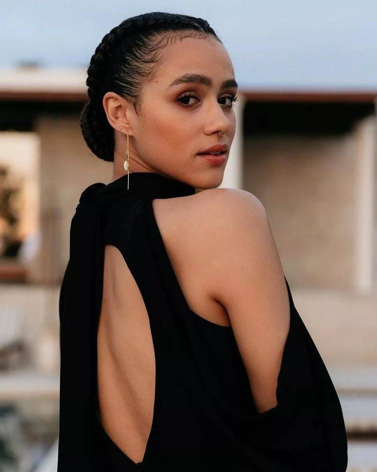 此外研究还发现腰窝的形成还和盆骨前倾角度有关系,正常情况,下人的