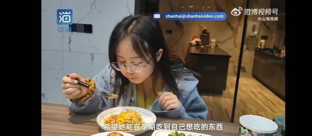 看着这一黑板的菜,酱板鸭炒牛蛙,麻辣小龙虾,水煮肉片,小炒黄牛肉等等