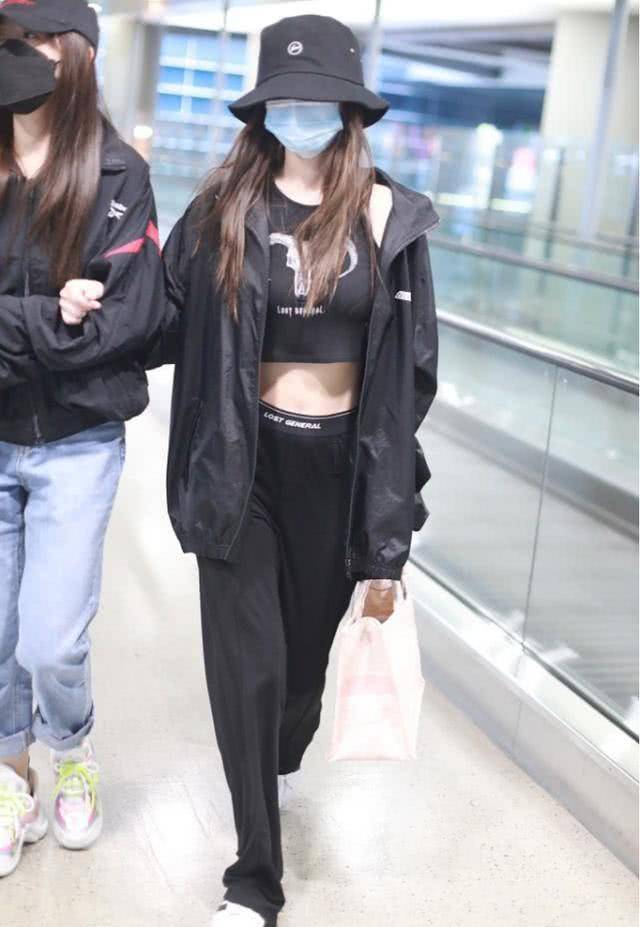 原创baby的衣服咋都是鲜肉爆款暗黑造型很帅气身材更是纤瘦