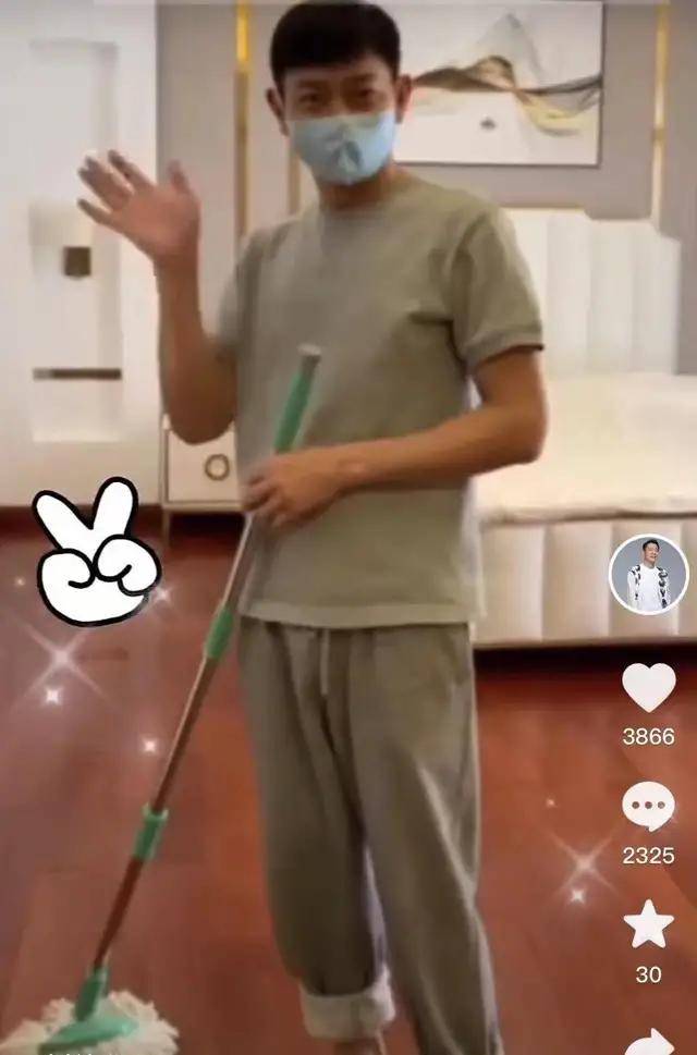 原创60岁刘德华赤脚在家拖地睡2000元床用廉价拖把豪宅曝光笑开怀