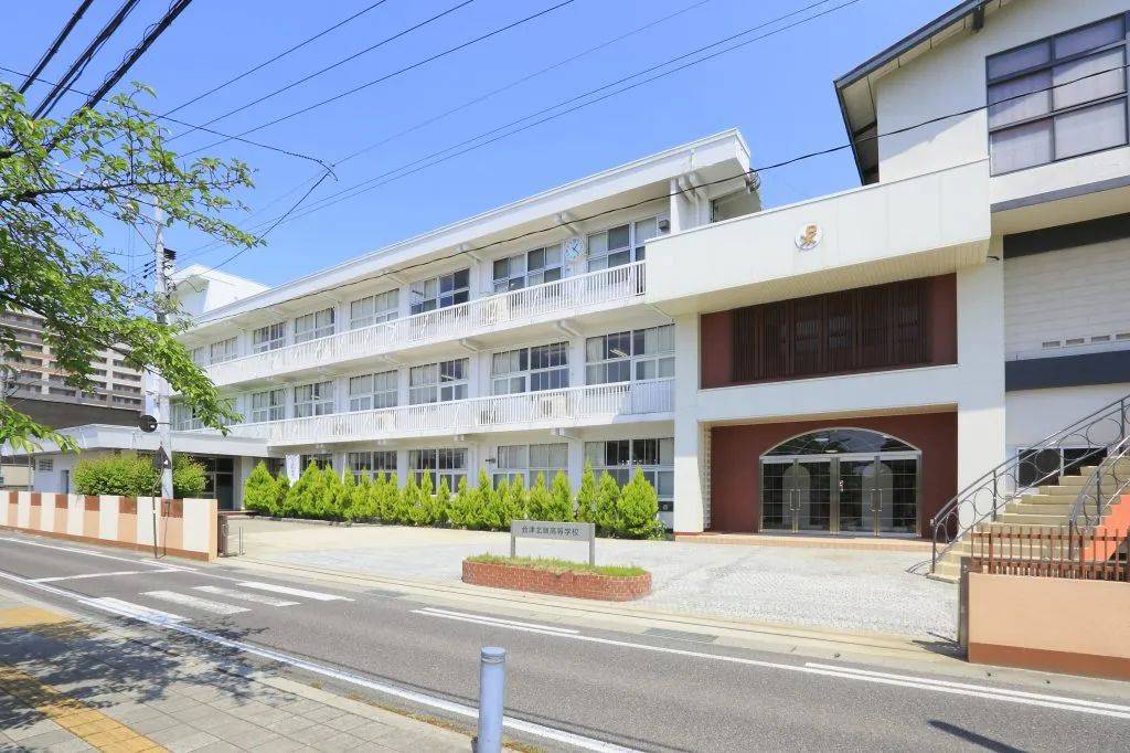 位于福岛县会津若松市,偏差值43.