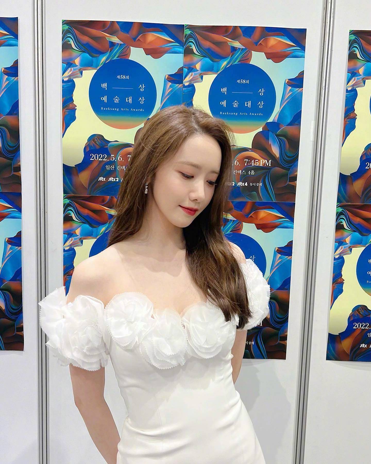 允儿和徐贤,颁奖礼中相遇,优雅肩线宛如女神,果然少时就是白色_林允儿