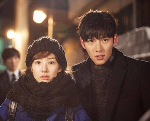 2014年朴敏英与池昌旭搭档出演悬疑剧《healer》,饰演有韧性的网络