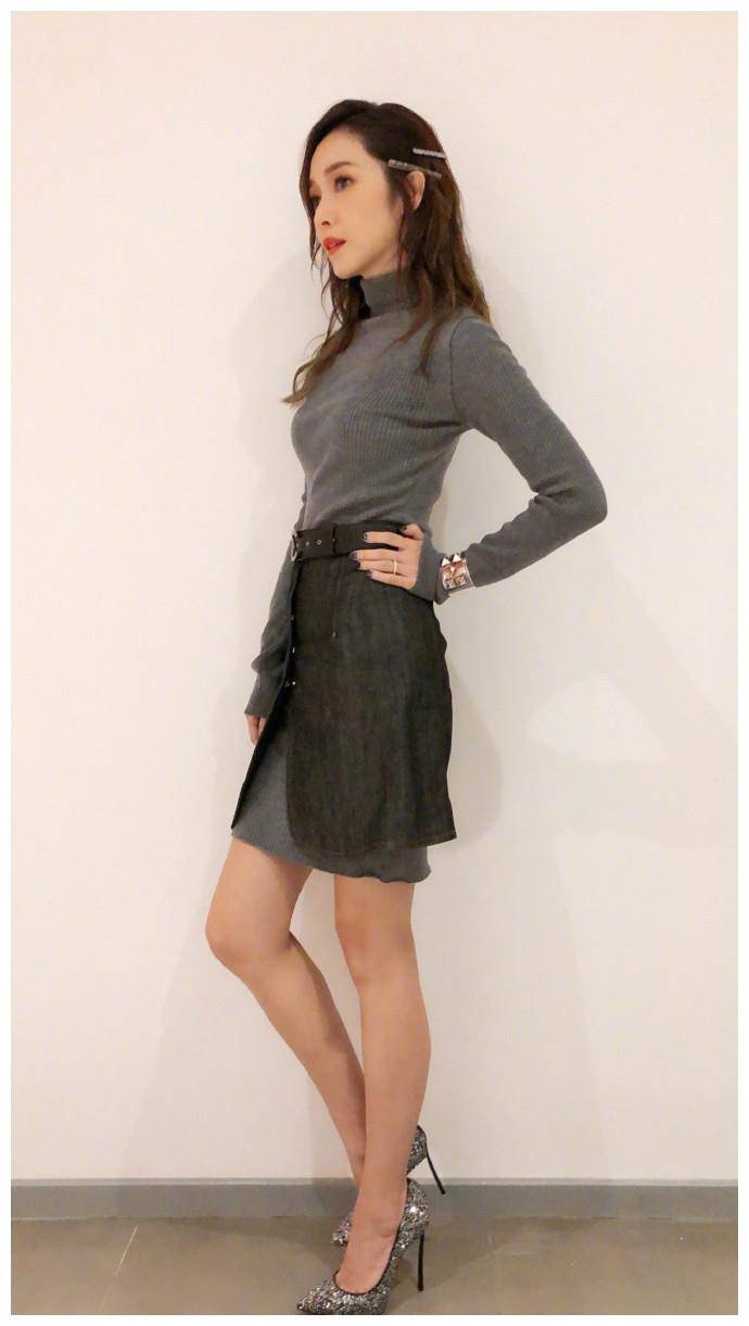 周杰伦生日侯佩岑晒照,穿复古长裙却在秀时尚,身材不输昆凌嫂_魅力