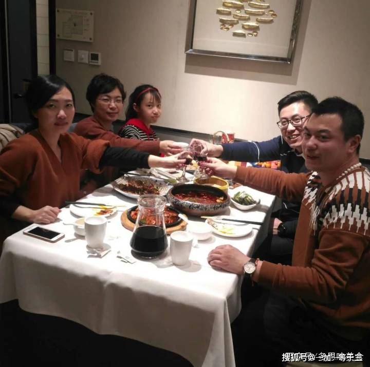 原创上海5人饭店吃饭自带3瓶茅台喝一瓶砸一瓶引发酒友热议