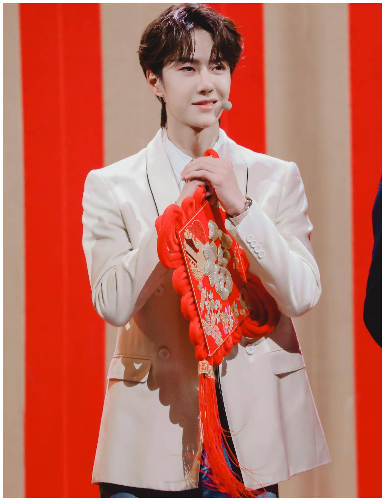 西装里王一博搭配着白衬衫.