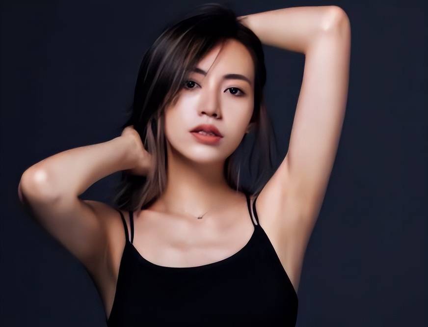 焦曼婷焦恩俊是他当年与第一任妻子黄宛林所生的长女,由于后者的