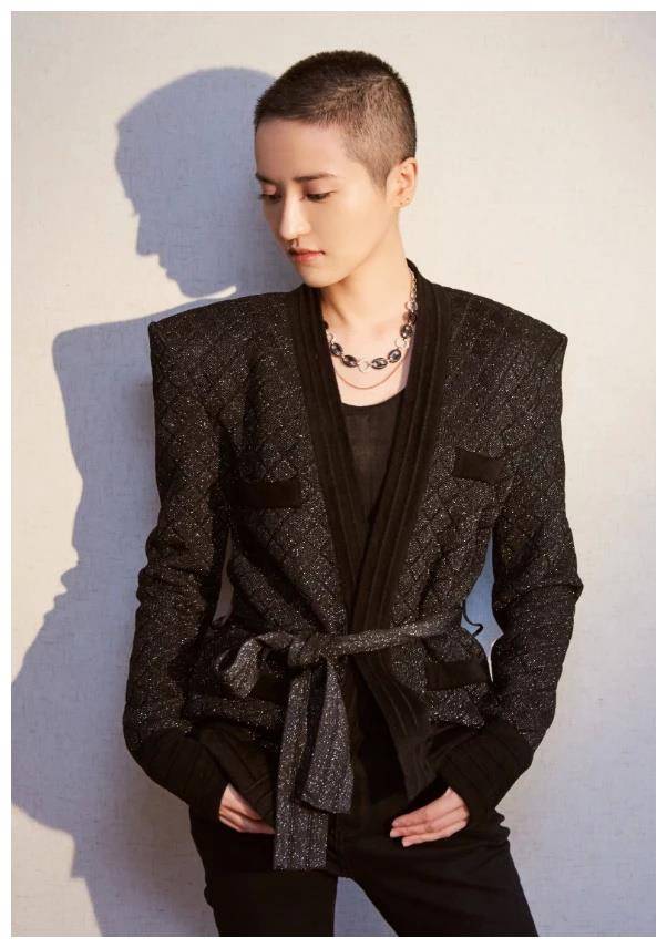 她是《我们的歌》里的寸头美女,穿一件羽毛外套,美成白天鹅_衣服_黑色