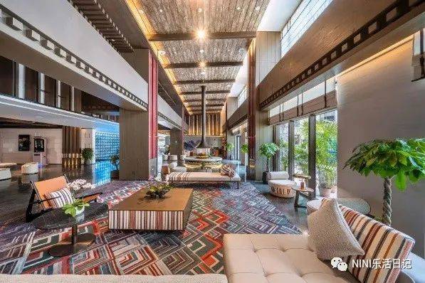 酒店打卡 | 震撼美,像住进博物馆!最美设计九寨沟英迪格酒店_文化_小镇_特色