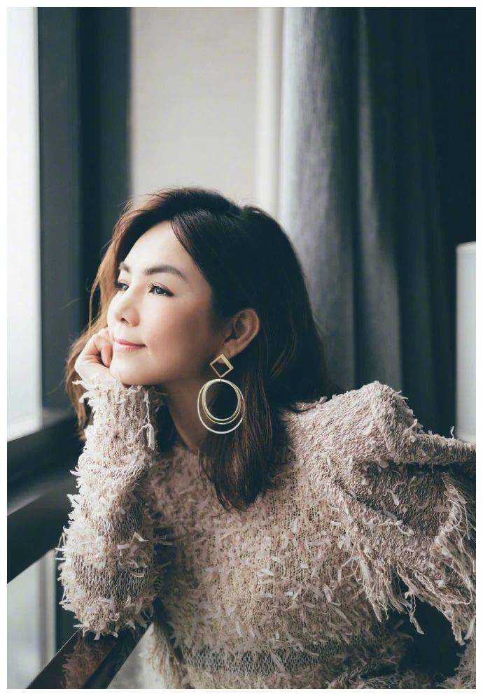 陈嘉桦轻熟风造型很吃香,温柔发型配印花长裙更显气质,未来可期_ella