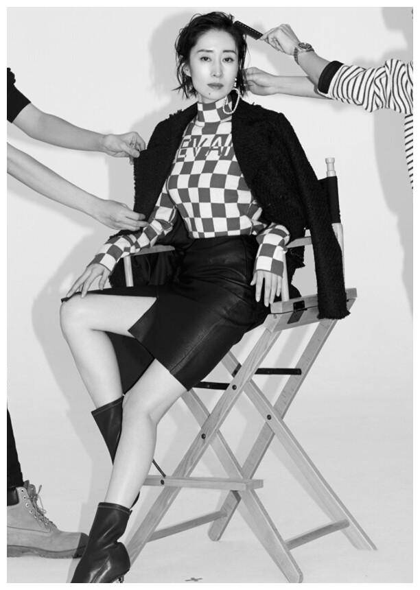 原创44岁刘敏涛为装嫩太拼了学院风外套百褶裙秀出粗腿略显尴尬