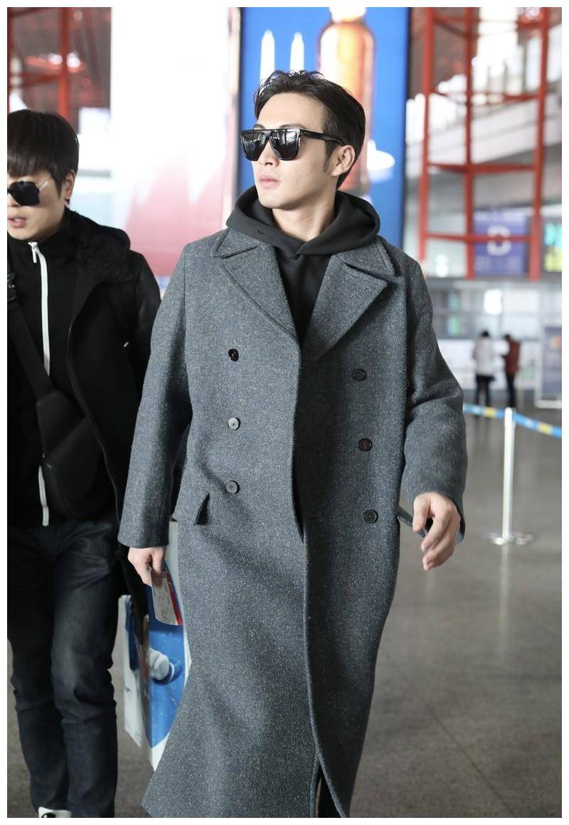 张彬彬走机场灰色配黑色尽显成熟男人味这才是真正的型男