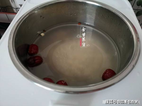 可比煮白粥多一些;第4步:電飯煲通電選擇煮粥功能,如果是睡前預約也可