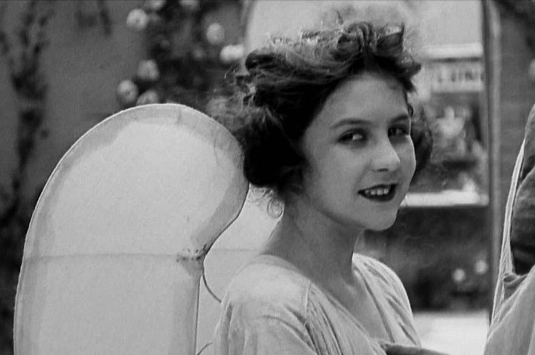 到了35岁的时候,卓别林和16岁的丽塔·格雷结婚了,事实上他们早就认识