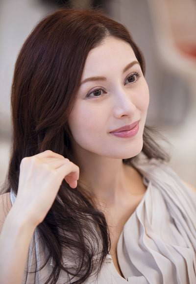 "最美港姐"李嘉欣也"翻车",穿露肩裙难掩"水桶腰"!_身材_蓝色_丈夫