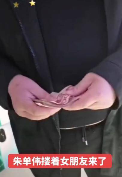 这还不算完,当导购把交费单子填写好之后,小伟直接从裤兜里掏出了一沓