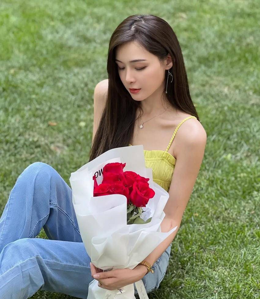 张颖颖晒假期出游图,手捧玫瑰拍照,网友:看见麻六记