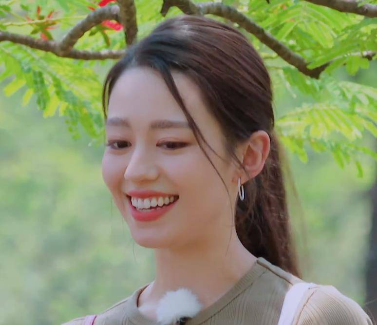 原创吉娜十岁时的旧照曝光看清她的眼睛和鼻子有没有整容一目了然