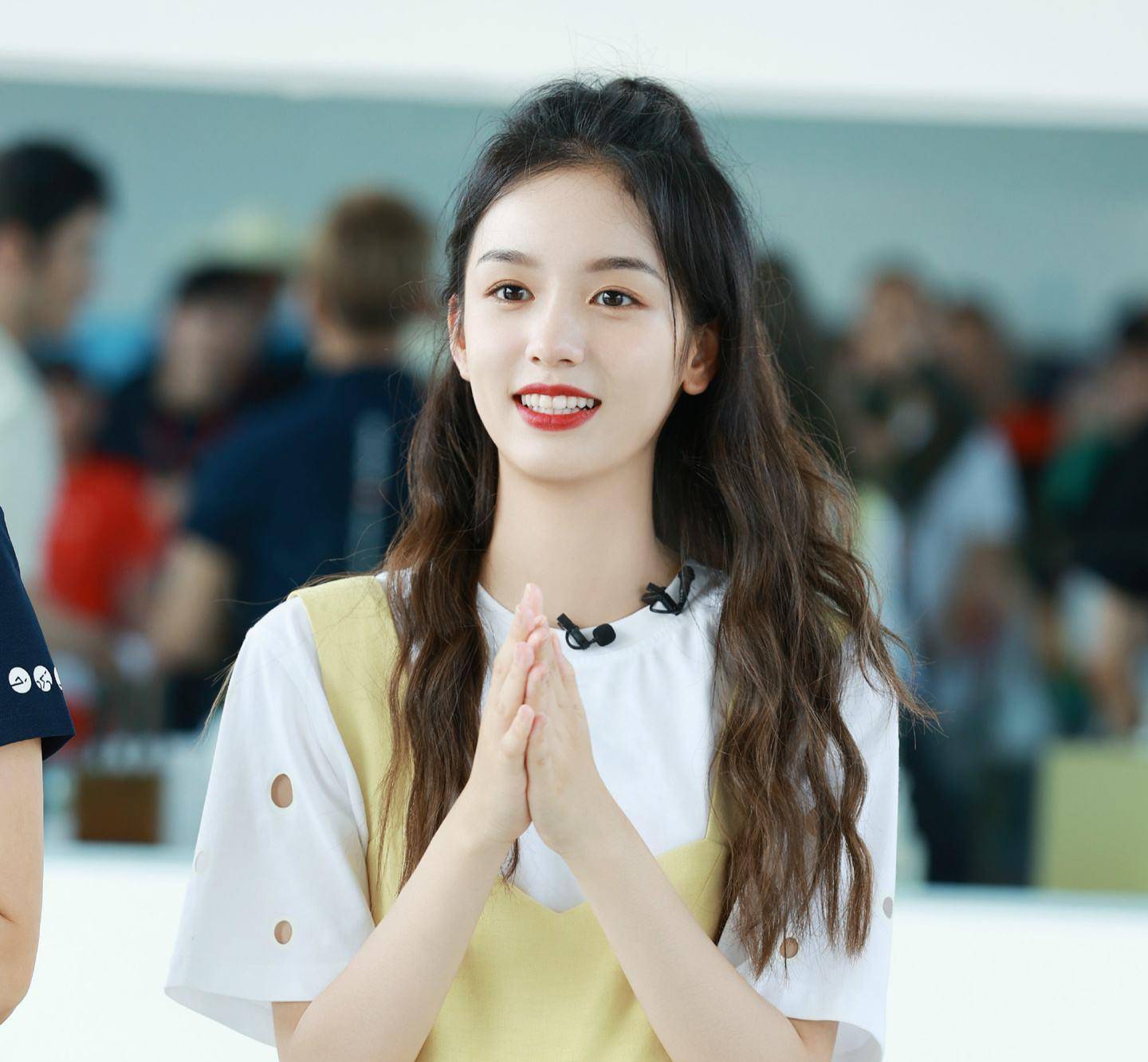 至此,周也跟其他流量小花一样,不断参加各种综艺,积累人气.