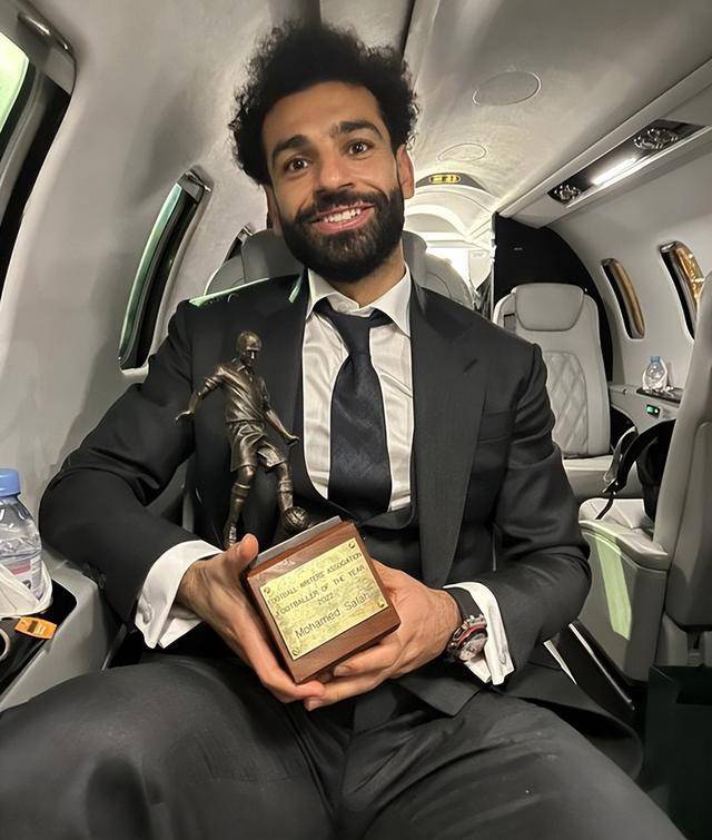 原创萨拉获fwa年度足球先生他得到了48的记者投票神锋实至名归