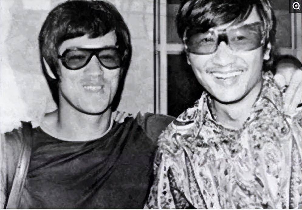 那一年,李小龙从美国回香港时,就特意去拜访了银色鼠队,和谢贤,邓光荣