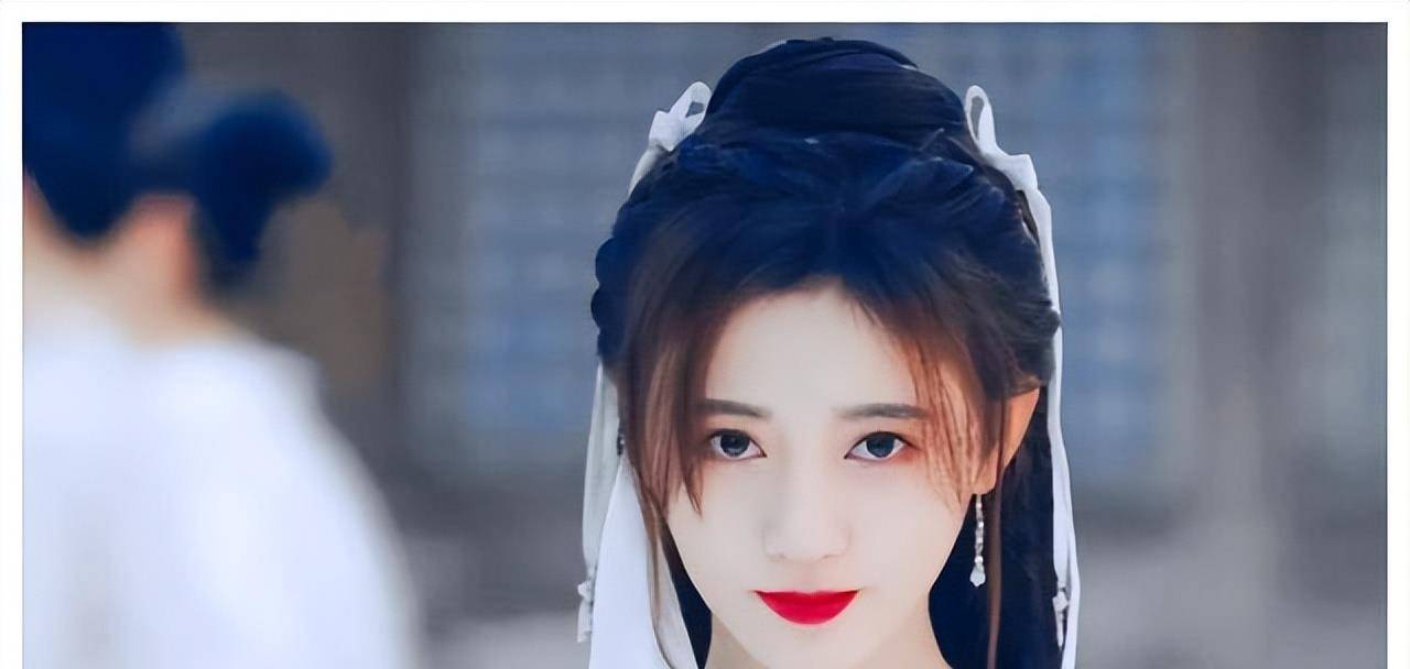 小编认为,鞠婧祎以后可以多尝试不同的戏路,不至于会让人审美疲劳.