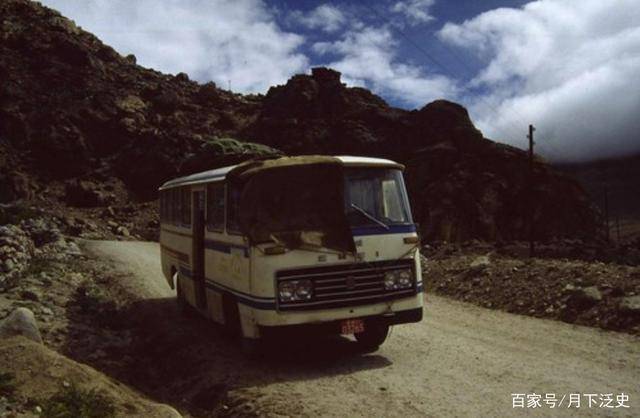 老照片 挂着86式车牌的西藏大客车
