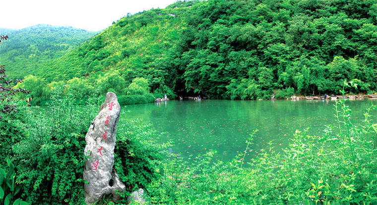 浙江杭州有一地下暗河，暗河里的溶洞奇美，让人仿佛身处仙境