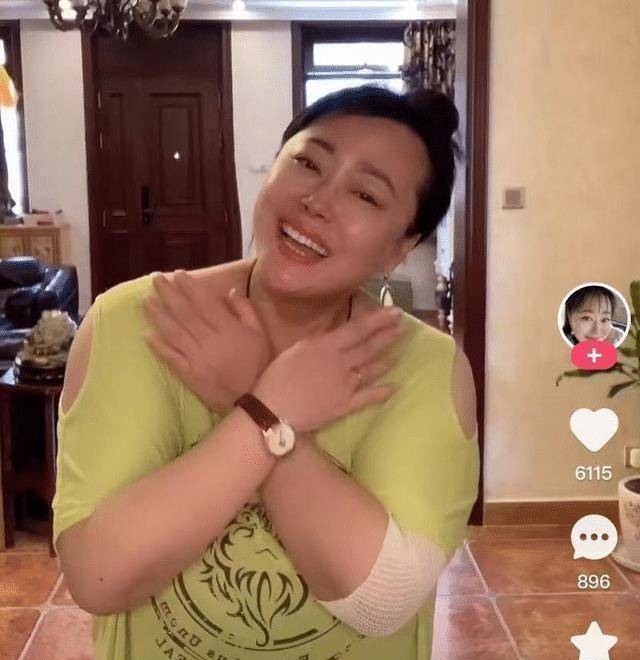 原创52岁李菁菁晒出豪宅双眼含泪跳舞被指做作全程未见小21岁丈夫