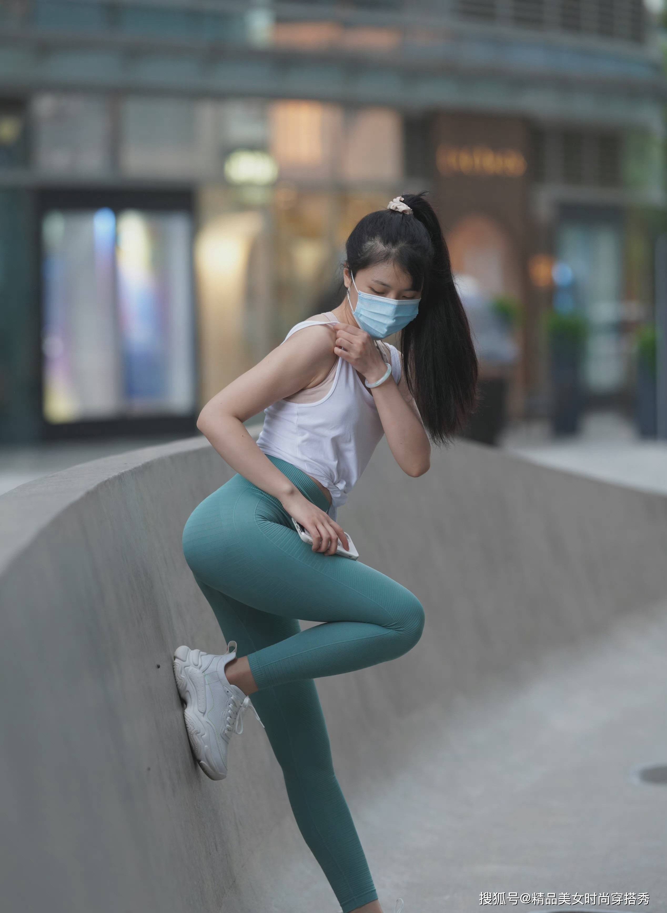 白色背心下搭莫奈绿色鲨鱼裤元气满满的一天尽显青春活力