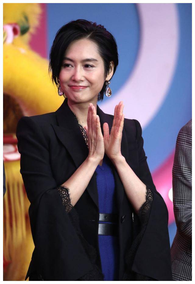 最近,女演员朱茵出现在机场时,选择了用v领服装装饰自己.