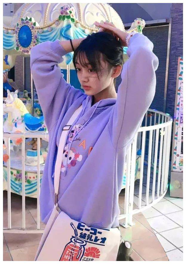 小李慧珍不得了,一长大就拿光腿神器套中筒袜,腿长到没朋友_曲芷涵